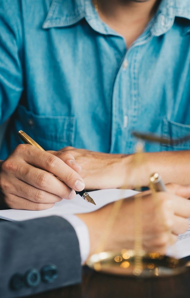 Mediador Familiar Mediador, firma y balanza de la justicia