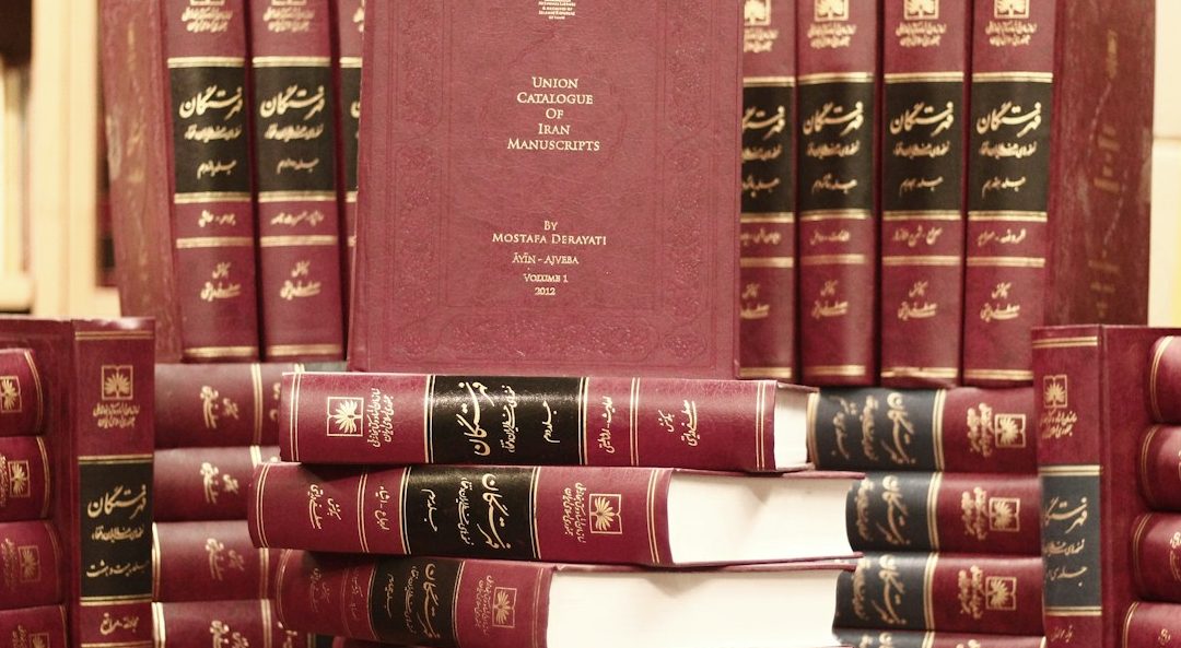 Libros Colección de libros encuadernados en rojo apilados en una biblioteca.